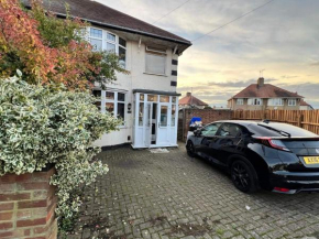 4BR FamilyHome and Parking Sleeps7 Guests
